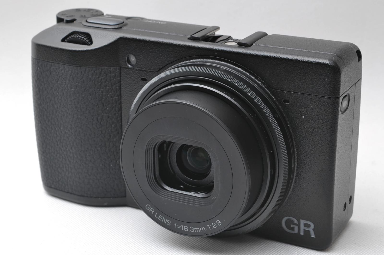 高級コンパクトデジタルカメラ(リコー GR III)の一例